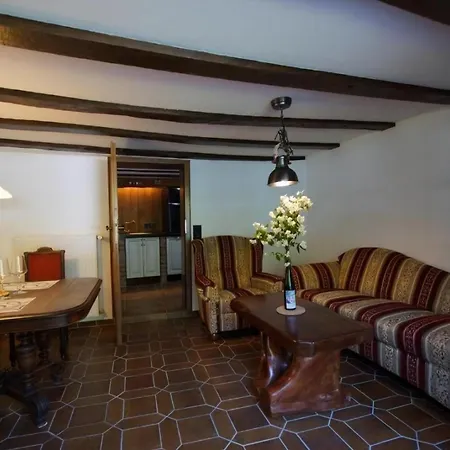 Altes Faehrhaus Anno 1 6 3 3 Traumferienwohnung In Exponierter Moselufer Lage Appartement *