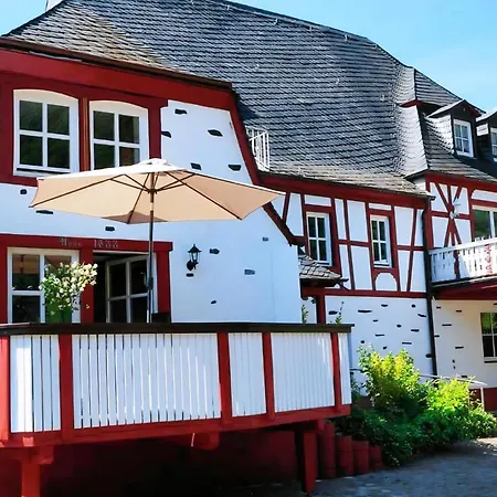 Altes Faehrhaus Anno 1 6 3 3 Traumferienwohnung In Exponierter Moselufer Lage Appartement